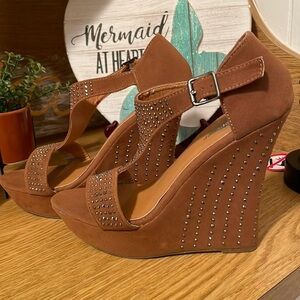 🤪🤪🤪BOGOHO 🤪🤪🤪Forever 21 Embellished Platform Heels